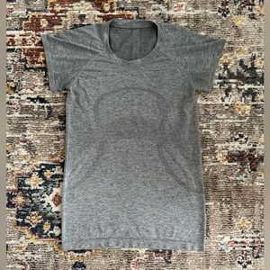 Lululemon grey t-shirt size 6